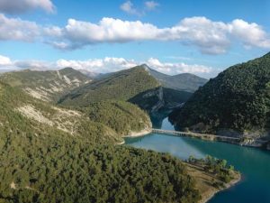 Petit camping familial situé au cœur des Gorges du Verdon, parfait pour un séjour tranquille en pleine nature.